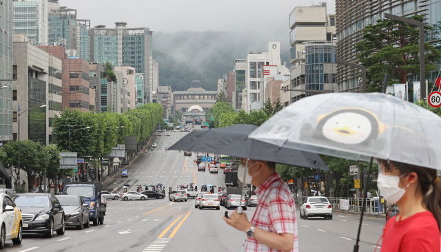 지난 29일 오후 서울 서초구 서초역 인근에서 시민들이 우산을 쓰고 걸어가고 있다./연합뉴스