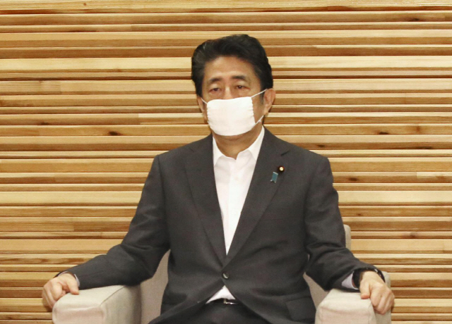 아베 신조 일본 총리가 지난달 31일 총리관저에서 각의 참석에 앞서 사진 촬영에 응하고 있다. /연합뉴스