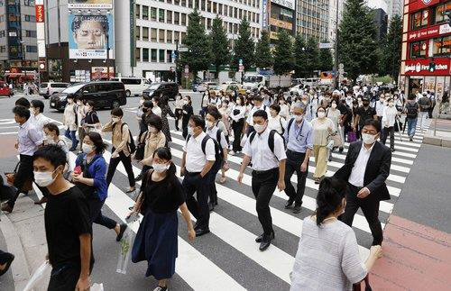 지난달 29일 일본 도쿄 신주쿠구의 횡단보도를 마스크 쓴 사람들이 건너고 있다. /연합뉴스