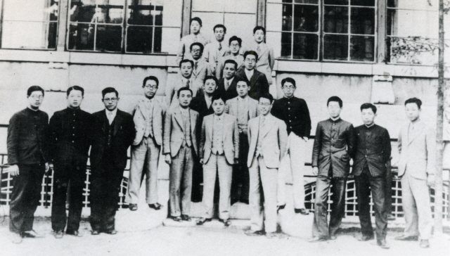 1934년 조선은행 청진지점에 근무하던 시절의 장기영(왼쪽에서 두번째)과 지점 행원들./서울경제DB