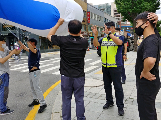 양정열 서울 종로경찰서 경위가 지난 25일 집회를 앞둔 주최 측과 대화하고 있다./사진=본인제공