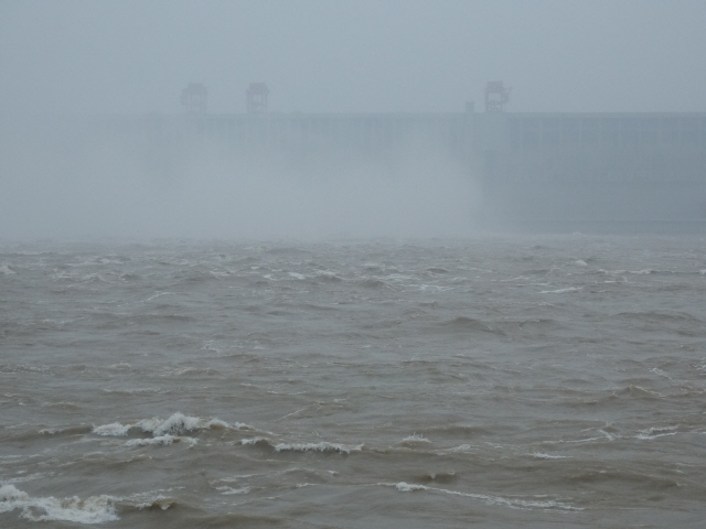 지난달 21일 중국 후베이성 이창시의 싼샤댐이 창장(長江) 하류로 물을 방류하고 있다. /연합뉴스