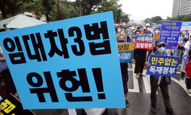 구호 외치는 집회 참가자들./연합뉴스