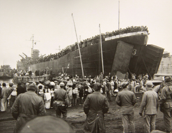 1950년 12월 흥남항에서 피난민들이 남쪽으로 가기 위해 유엔군의 함정에 올라 있다.   /사진제공=국사편찬위원회