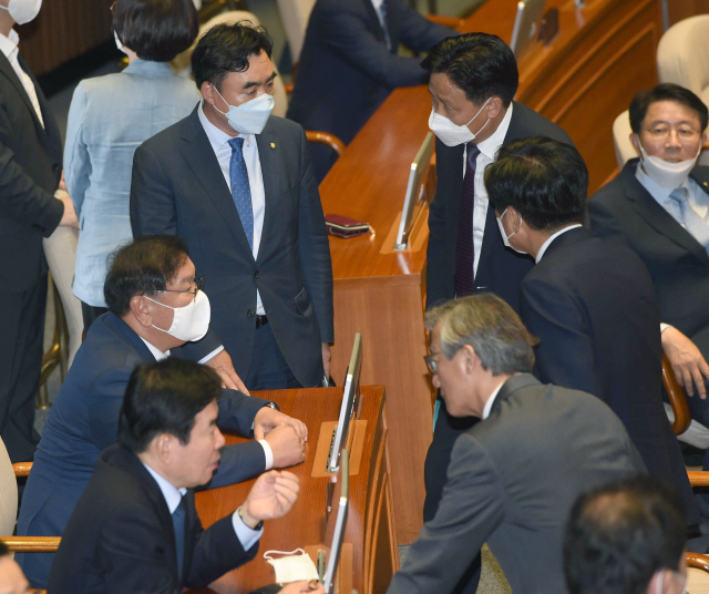 국회는 29일 본회의를 열고 미래통합당 의원들이 불참한 가운데 11개 상임위원장 선출 및 국회사무총장 임명승인안을 처리했다. 김태년 민주당 원내대표 등이 얘기하고 있다. /권욱기자