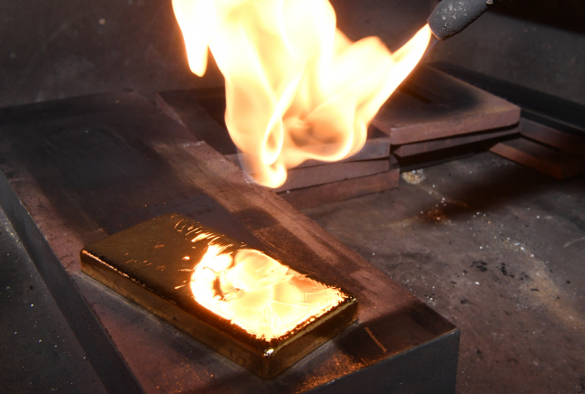 지난달 29일 서울 종로구 한국금거래소 본사에서 직원이 금 제품을 녹여 골드바로 만드는 주조 작업을 하고 있다./권욱기자