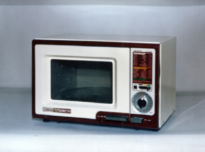 LG전자가 지난 1981년 국내 업계에서 처음으로 선보인 골드스타 전자레인지 제품. /사진제공=LG전자