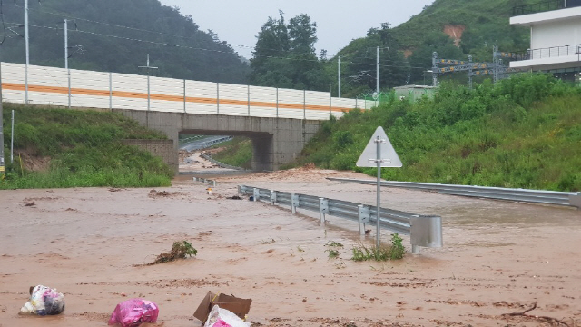 2일 오전 내린 집중호우로 충북 제천시 신동 세거리로 인근 도로가 침수돼 물바다로 변했다./연합뉴스