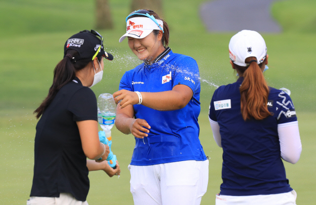 유해란(가운데)이 2일 제주 삼다수 마스터스에서 우승한 뒤 동료들의 축하 물총세례를 받으며 즐거워하고 있다. /연합뉴스