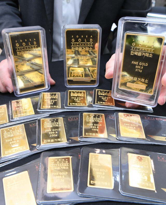 연일 금값이 최고가를 갱신하고 있는 가운데 지난달 29일 서울 종로구 한국금거래소에서 직원이 골드바를 선보이고 있다./권욱기자