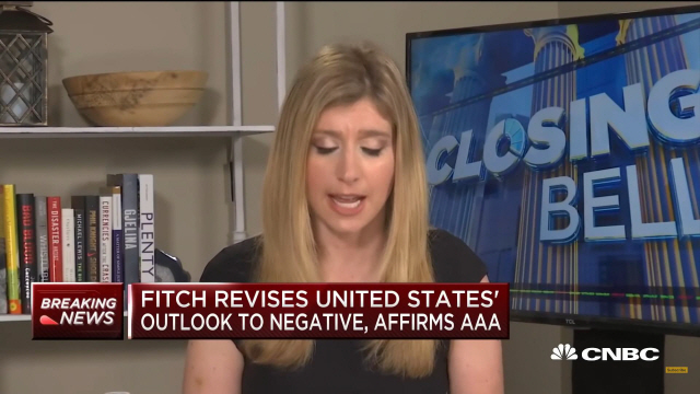 미 경제방송 CNBC가 피치의 미국 신용등급 전망 하향 소식을 전하고 있다. /CNBC 방송화면 캡처
