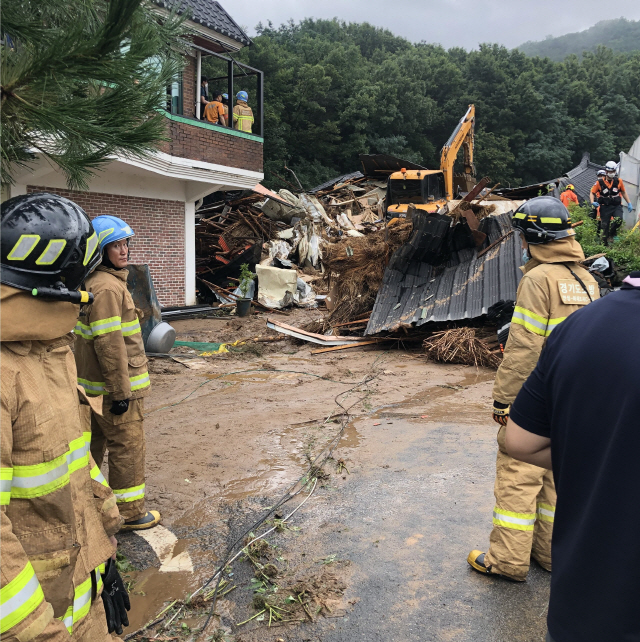 밤사이 많은 비가내린 2일 경기 안성시 죽산면에서 산사태로 인해 주택이 붕괴됐다. 집 안에 있던 70대 여성은 무사히 구조됐다. /연합뉴스