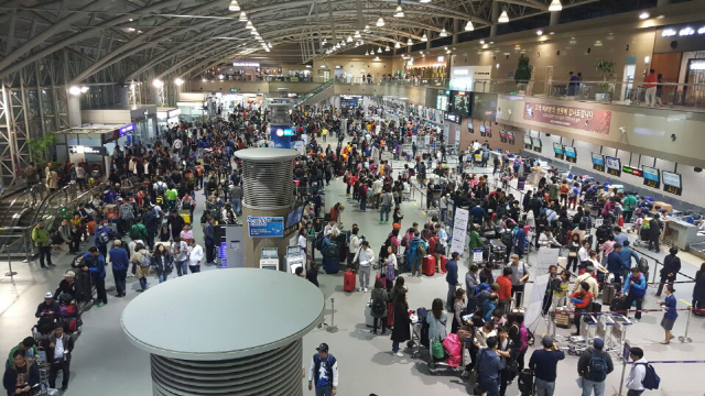 동남권관문공항추진위원회가 김해공항 확장안의 적정성 검증에 있어 국무총리실 검증위가 공정하고 객관적인 검증을 해 줄 것을 정세균 국무총리에게 건의했다. 김해국제공항./사진제공=부산시