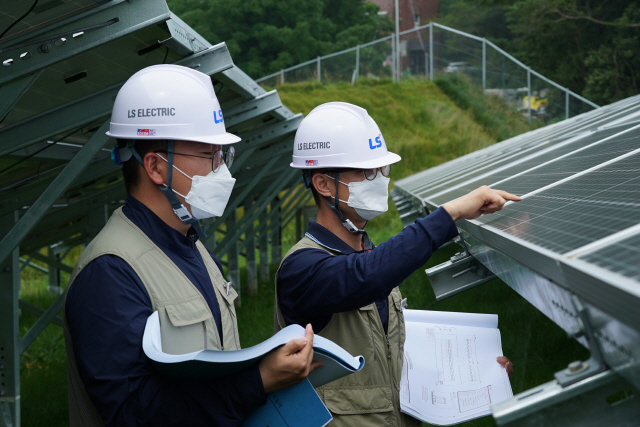 LS ELECTRIC이 구축한 영암 태양광 발전소에서 관계자가 태양광 패널을 살펴보고있다./사진제공=LS ELECTRIC