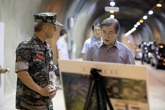 문재인 대통령이 지난 2018년 8월 1일 충남 계룡대 제3문서고(U-3)를 방문해 시설 내부를 둘러보고 있다./사진제공=청와대