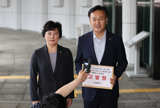 유상범 미래통합당 법률자문위원회 부위원장(오른쪽)과 조수진 의원이 3일 오전 서울 서초구 대검찰청에서 더불어민주당 백혜련 의원 등을 공전자기록위작죄 및 직권남용 혐의로 고발하기 위해 고발장 접수에 앞서 발언하고 있다./연합뉴스