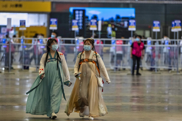 지난 2일 중국 상하이에서 열리고 있는 게임엑스포 ‘차이나조이 2020’의 참가자들이 마스크를 쓰고 이동하고 있다. /EPA연합뉴스