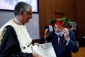 이탈리아의 최고령 학생인 주세페 파테르노(오른쪽)옹이 지난달 29일 팔레르모대 졸업식에 참석해 학사 학위 증명서를 받고 있다. /연합뉴스