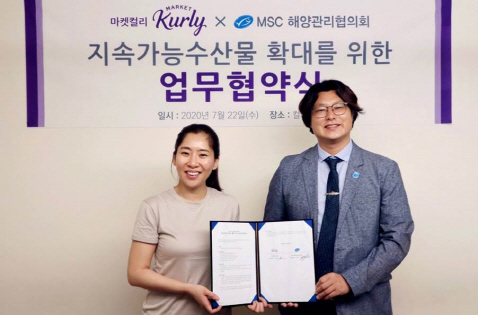 서종석(오른쪽) MSC 한국대표와 김슬아 컬리 대표가 협약을 맺고 지속가능수산물의 소비시장 확대를 위해 힘을 합치기로 했다./사진제공=MSC