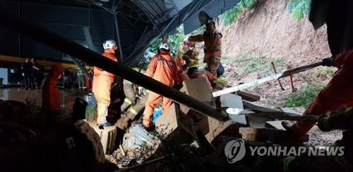 3일 오전 경기도 평택시 청북읍의 한 공장 건물에 토사가 들이닥쳐 소방대원들이 구조작업을 하고 있다./연합뉴스