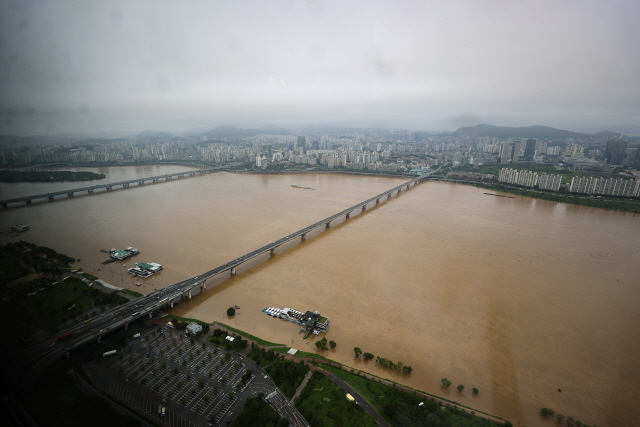 수도권에 기록적인 폭우가 내린 3일 오전 서울 영등포구 여의도 일대 한강이 흙탕물로 변해 있다. /연합뉴스