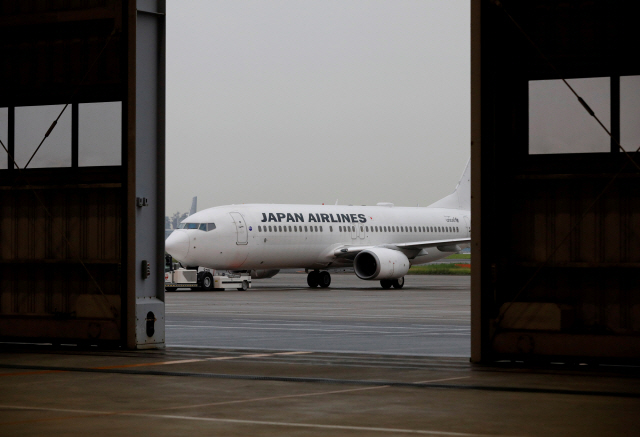 지난 5월 26일 일본 도쿄 하네다공항에 일본항공(JAL) 여객기가 주기돼있다./로이터연합뉴스