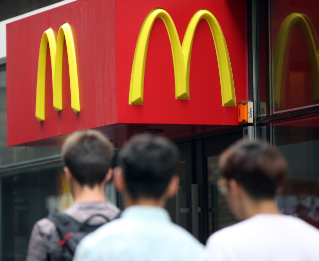 맥도날드 로고가 붙은 한 매장의 외관 모습.(사진 속 매장은 기사와 관련 없습니다.)/연합뉴스