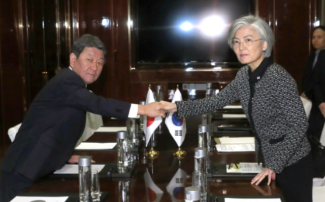강경화(오른쪽) 외교부 장관과 모테기 도시미쓰 일본 외무상. /연합뉴스