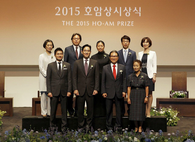 2015년 6월 1일 서울 중구 서소문로 호암아트홀에서 열린 ‘2015년 호암상 시상식’에서 수상자들이 기념촬영을 하고 있다. 앞줄 왼쪽부터 공학상 김창진 박사, 이재용 삼성전자 부회장, 손병두 호암재단 이사장, 사회봉사상 백영심 간호사, 뒷줄 왼쪽부터 의학상 김성훈 박사 부부, 예술상 김수자 현대미술작가, 과학상 천진우 박사 부부./사진제공=호암재단