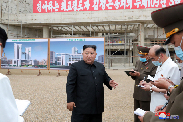 지난달 20일 북한 김정은 국무위원장이 평양종합병원 건설현장을 현지지도했다고 조선중앙통신이 보도했다./연합뉴스