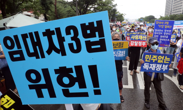 1일 서울 여의도에서 부동산 관련 단체 회원들이 정부의 부동산 규제에 반대하는 집회를 열고 임대차 3법 반대 등의 구호를 외치고 있다./연합뉴스