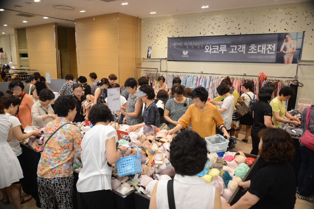 지난해 롯데백화점 부산본점에서 열린 ‘와코루’ 고객 초대전에서 많은 고객들이 쇼핑을 즐기고 있다./사진제공=롯데백화점