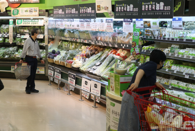 서울 시내 한 대형마트에서 손님들이 신선식품 코너를 둘러보고 있다. 7월 소비자물가 상승률은 0.3%를 기록했지만 농축산물 물가는 크게 올랐다./연합뉴스