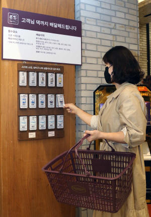 신세계백화점 식품관에서 고객이 비대면 서비스인 ‘스마트 쇼핑’을 이용하고 있다. /사진제공=신세계백화점