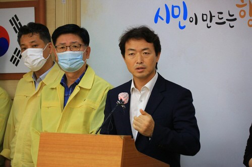 김종천(오른쪽) 과천시장이 4일 정부의 과천청사 주변 유휴부지에 아파트를 건설 발표에 대해 반대 뜻을 밝히고 있다. /사진제공=과천시