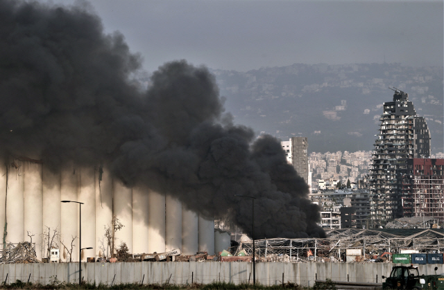 4일(현지시간) 원인을 알 수 없는 대규모 폭발로 최소 73명이 숨지고 3,700명 이상이 다친 레바논의 베이루트시 현장. /EPA연합뉴스