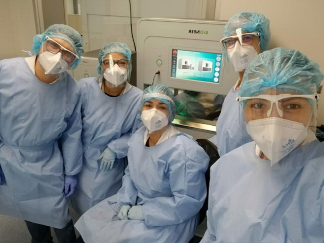 바이오니아의 진단장비·키트로 코로나19 검사를 하는 콜롬비아 병원 의료진. /사진제공=바이오니아