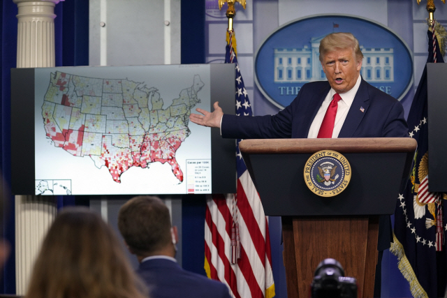 도널드 트럼프 미국 대통령이 지난달 23일(현지시간) 워싱턴DC 백악관에서 기자회견을 하던 도중 코로나19 발생 현황이 담긴 미국 지도를 가리키고 있다. /AP연합뉴스