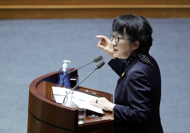 열린민주당 김진애 원내대표가 4일 오후 국회 본회의에서 반대 토론하고 있다. /연합뉴스