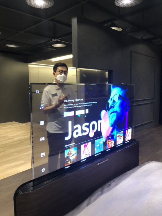 LG디스플레이 관계자가 4일 LG사이언스파크 내 ‘오픈 이노베이션 OLED 쇼룸’에서 침대 프레임과 결합된 투명 OLED 패널을 소개하고 있다./이수민기자