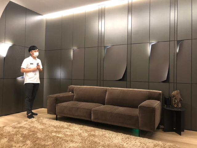 LG디스플레이 관계자가 4일 오픈 이노베이션 OLED 쇼룸에서 필름 익사이터를 활용해 구현한 스피커 없는 음향 시스템을 소개하고 있다./이수민기자