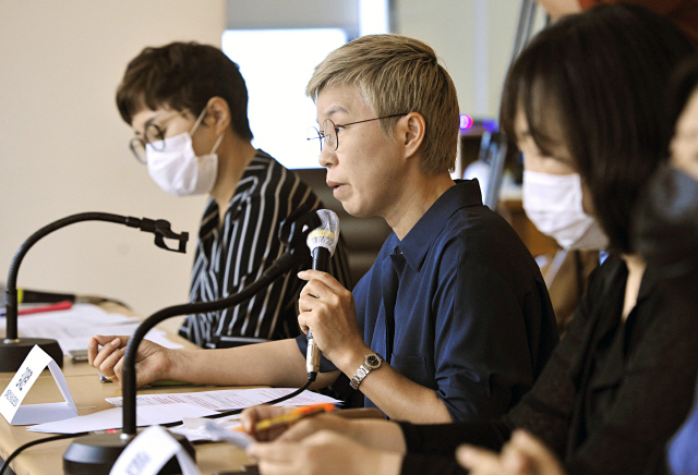 지난달 22일 오전 서울 중구 한 기자회견장에서 열린 ‘서울시장에 의한 위력 성폭력 사건 2차 기자회견’에서 피해자 측 법률 대리인인 김재련 법무법인 온-세상 대표변호사가 발언하고 있다./연합뉴스