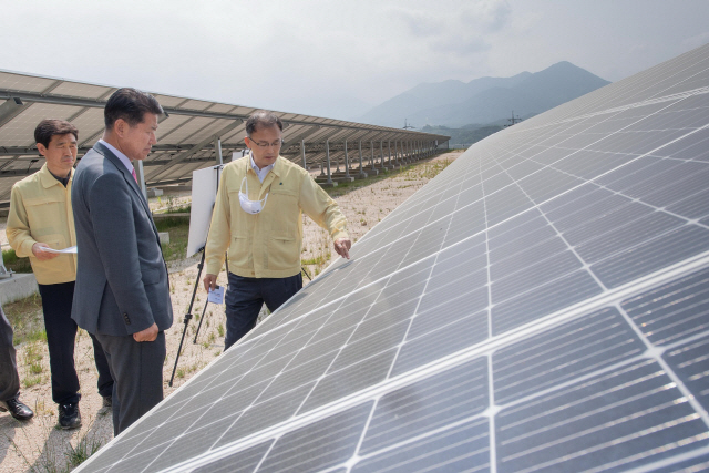 박종호(사진 오른쪽 첫번째) 산립청장이 본격 장마철에 앞서 지난 6월 태양광발전시설을 찾아 사전점검을 실시하고 있다. 사진제공=산림청