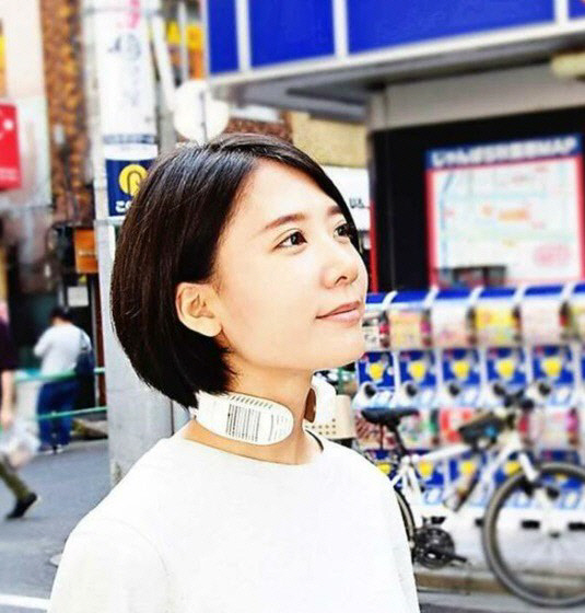 입는 에어컨으로 일본에서 큰 인기를 끌고 있는 ‘넥 쿨러 네오(neo)’./일본 일간공업신문 홈페이지 캡처