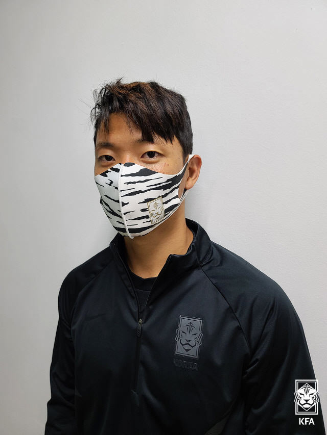 강렬한 ‘백호’ 엠블럼…한국축구 상징하는 마스크 나왔다