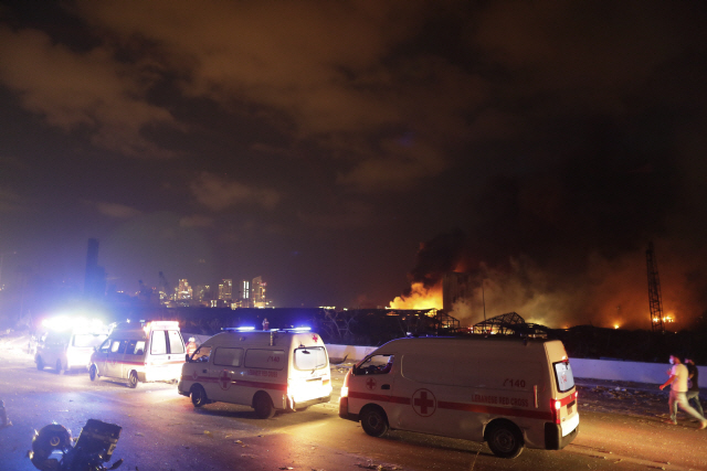 4일(현지시간) 레바논 수도 베이루트 항구의 폭발 현장을 구급차들이 지나가고 있다. /AP연합뉴스