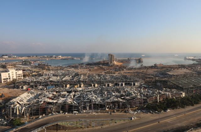 4일(현지시간) 레바논 수도인 베이루트 항구에서 발생한 대규모 폭발로 인근 거리의 건물들까지 폐허가 되면서 사고현장은 마치 핵폭발이 일어난 것처럼 처참한 모습이다.     /로이터연합뉴스