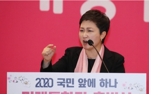 '집의 노예 벗어나' 윤호중 맹폭한 이언주 '국민을 우롱…집 사기를 포기'