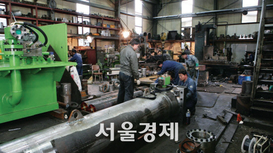 경기도 반월 공단의 한 제조업체에서 직원들이 업무에 열중하고 있다. /서울경제DB