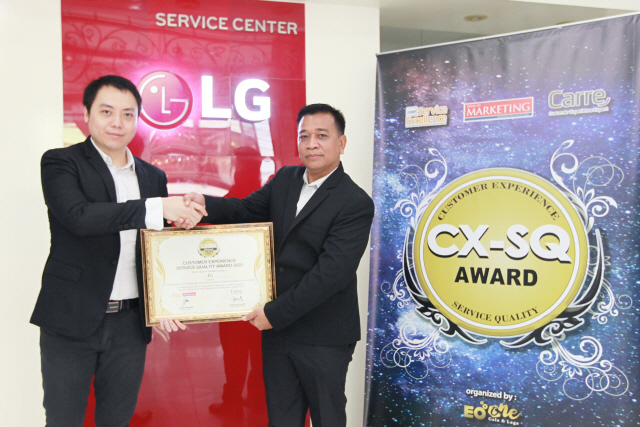 LG전자가 최근 인도네시아 서비스 만족도 조사기관인 CCSL이 실시한 2020년 서비스품질조사에서 최고 등급을 받으며 서비스 경쟁력을 인정받았다. LG전자 인도네시아 서비스법인 직원이 CCSL 관계자로부터 인증서를 전달받고 있다. /사진제공=LG전자